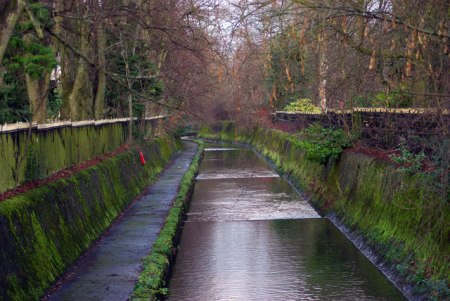 This image courtesy of www.geograph.org.uk, has a caption that reads: The River Rea alongside Cannon Hill Park, Birmingham This section of the Rea is canalised, and has a walkway alongside that nobody uses, people preferring to walk through the park instead. 